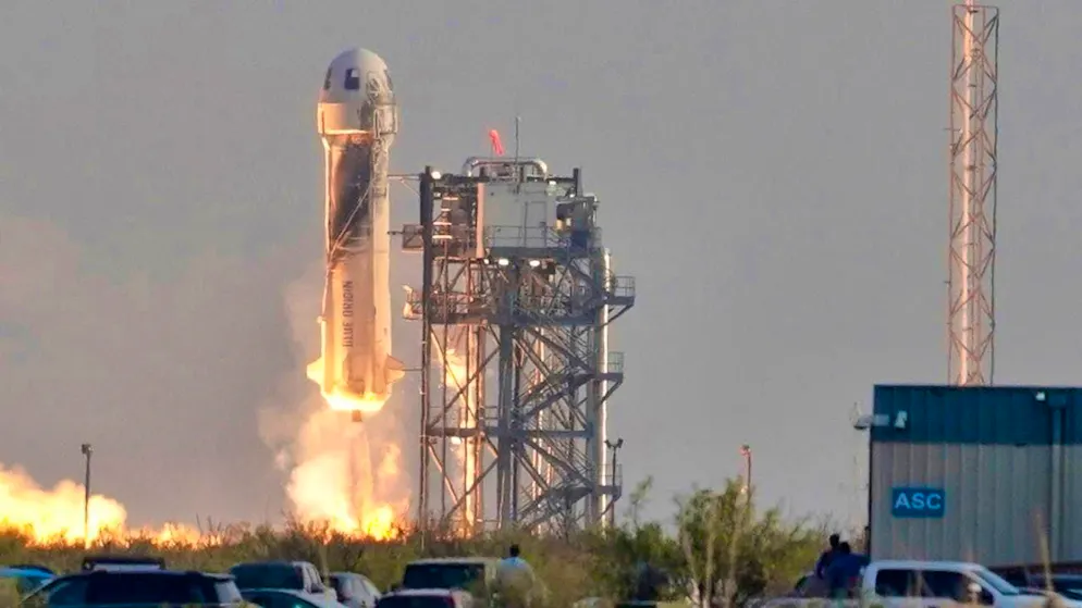 ARCHIVE - Launch of a "New Shepard" rocket. Photo: Tony Gutierrez/AP/dpa/Archive image