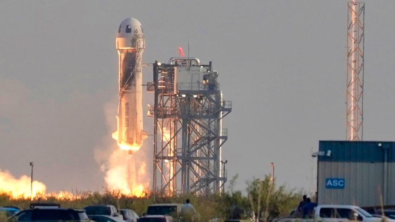 USA. Bezos shoots Katy Perry and his own partner into space