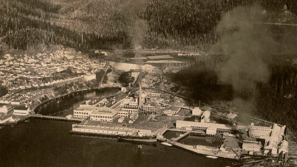 Die Papierfabrik in Ocean Falls in Kanada auf einem undatierten Foto.