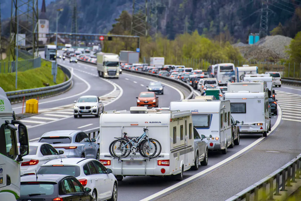 This year too, Easter traffic is likely to back up for several kilometers in front of the Gotthard north portal.