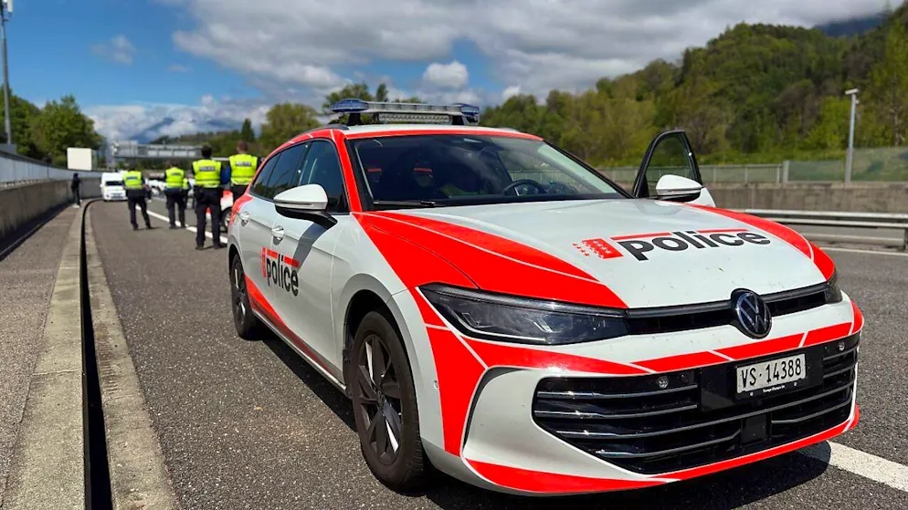 Die Kantonspolizei blockiert einen Konvoi von Fahrenden auf der Autobahn A9 in St-Maurice.
