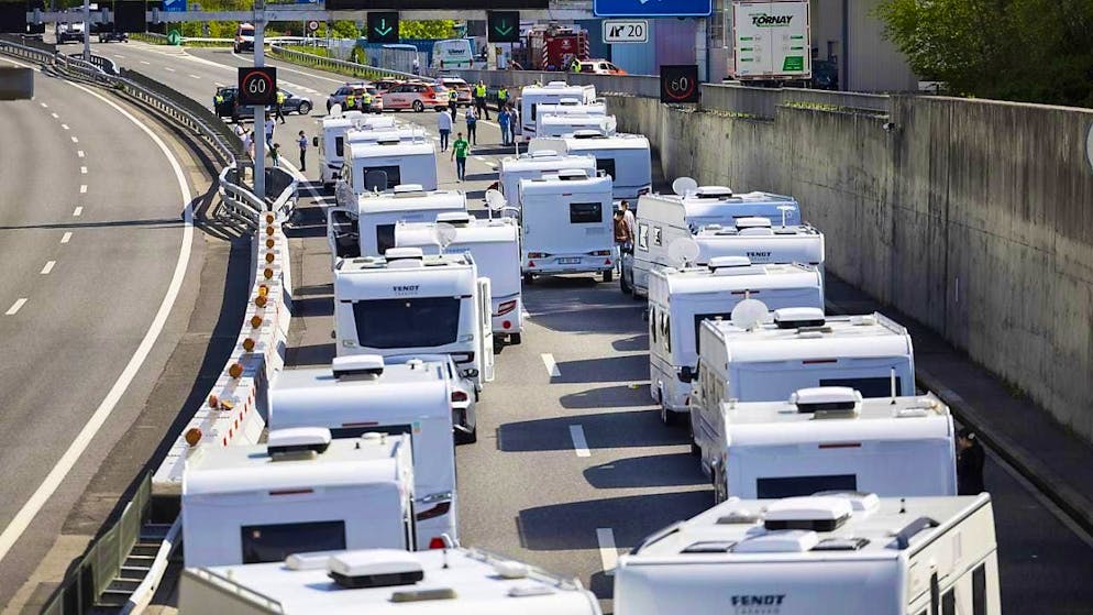 Valais police prevent travelers from arriving - Gallery. Blocked caravans on the A9 highway in Lower Valais.