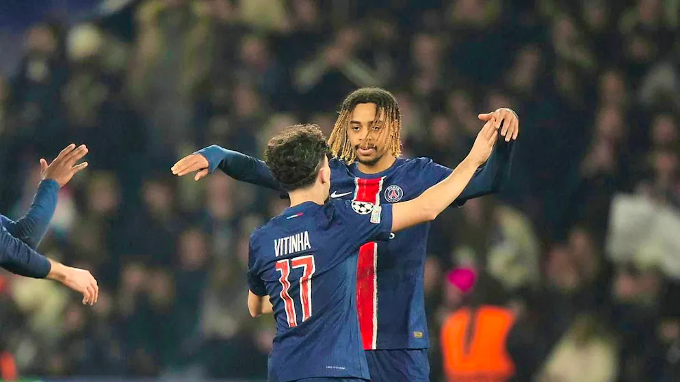 Paris Saint-Germain blossoms with Jugend forscht - Gallery. Collective success: Portuguese midfield strategist Vitinha high-fives with striker Bradley Barcola