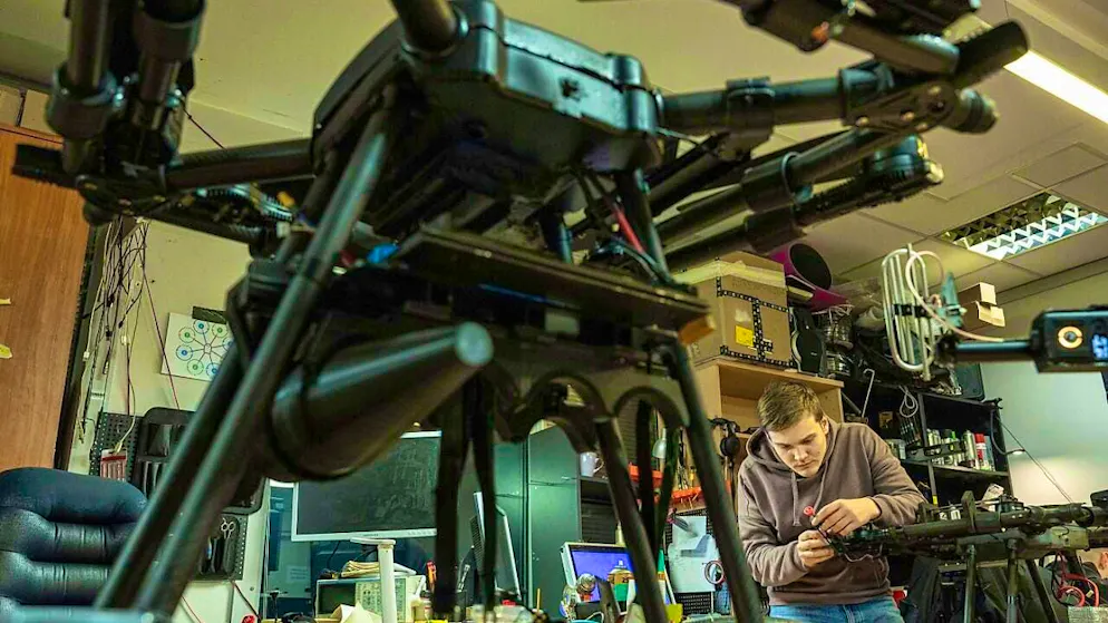 ARCHIVE - An engineer assembles parts of a combat drone in the Kiev region. Photo: Evgeniy Maloletka/AP/dpa