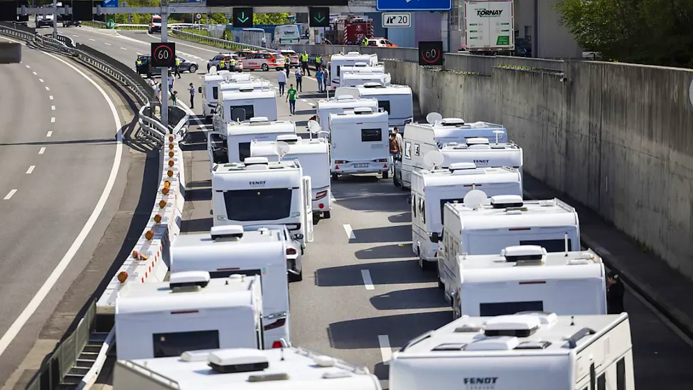 Walliser Polizei verhindert Anfahrt von Fahrenden - Gallery. Blockierte Wohnwagen auf der Autobahn A9 im Unterwallis.