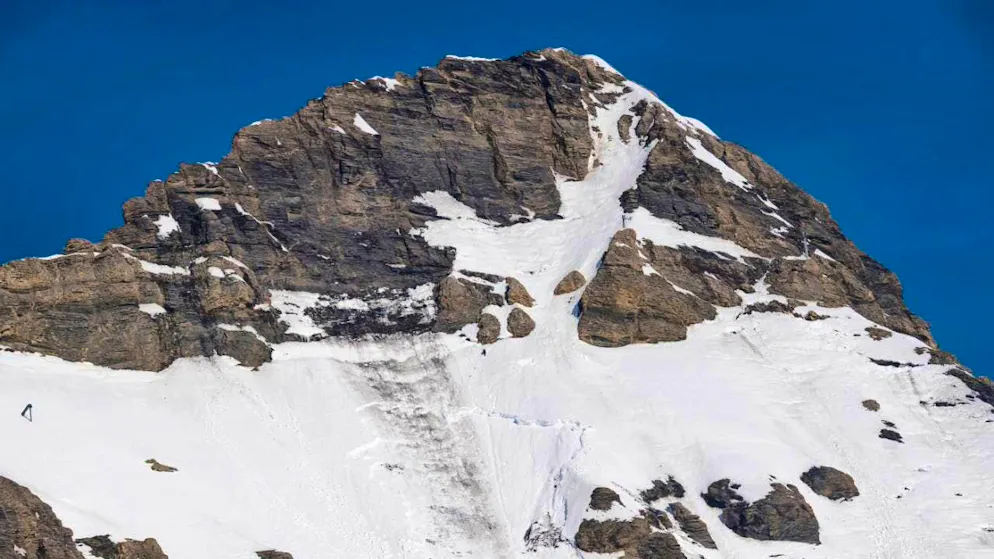 An avalanche breaks loose on the southern slope of a mountain in the Swiss Alps. (archive image)