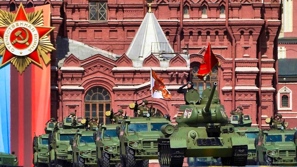 ARCHIVE - The legendary Soviet E-34 tank leads the column of Russian armored vehicles on Red Square during the Victory Day military parade marking the 78th anniversary of the end of World War II. Photo: Pelagiya Tikhonova/M24/Moscow News Agency/AP/dpa