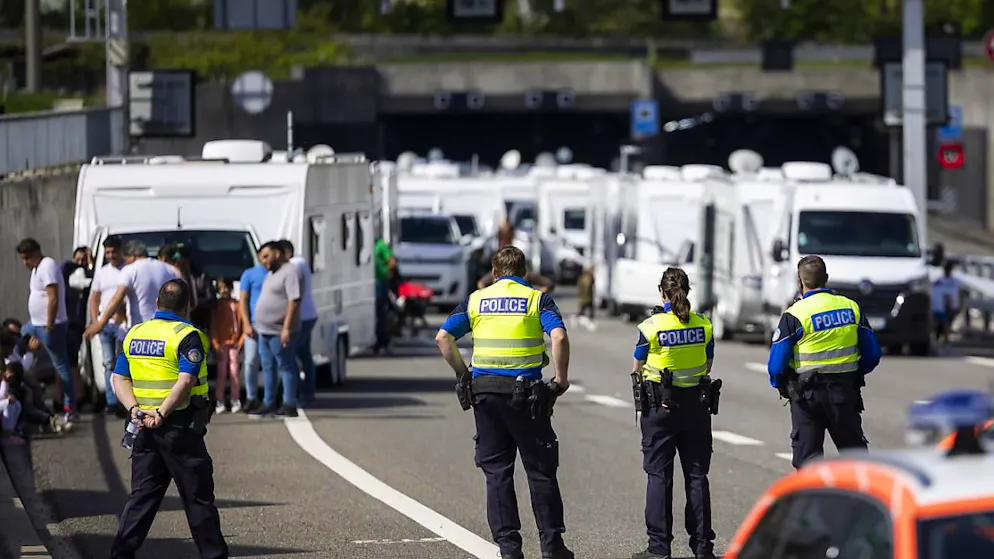 Walliser Polizei verhindert Anfahrt von Fahrenden - Gallery. Kein Weiterkommen: Die Kantonspolizei Wallis blockierte einen Konvoi von Wohnwagen von Fahrenden auf der Autobahn A9.