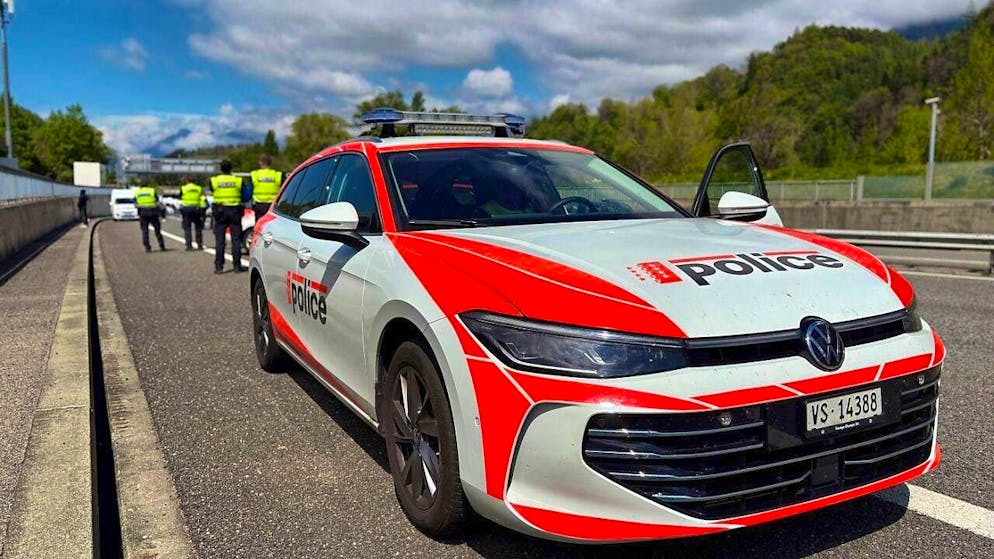 The cantonal police block a convoy of motorists on the A9 highway in St-Maurice.