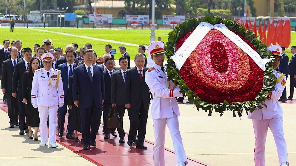 Xi Jinping al mausoleo di Ho Chi Minh.