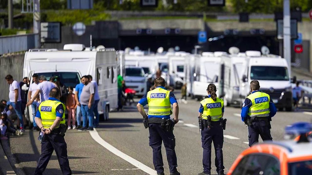 Valais police prevent travelers from arriving - Gallery. No way forward: The Valais cantonal police blocked a convoy of caravans on the A9 highway.