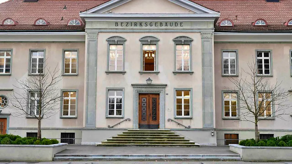 On Wednesday, the District Court of Bülach ZH sentenced a 39-year-old man to 24 months in prison for ticket fraud. He does not have to serve the sentence. (archive picture)