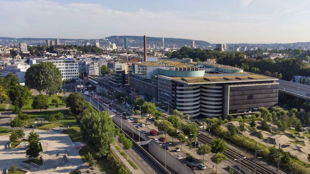 Was vom Werk Giesshübel übrig blieb: das heutige Einkaufszentrum Sihlcity. Der alte Schornstein steht noch.