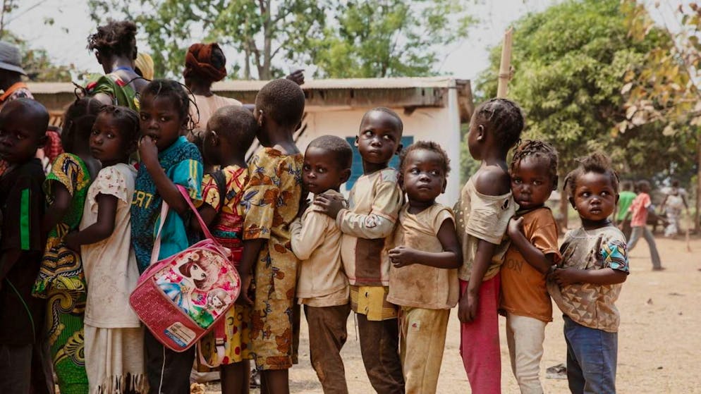 Bambini sfollati in attesa di farsi registrare da un'organizzazione umanitaria per poter ricevere aiuti.