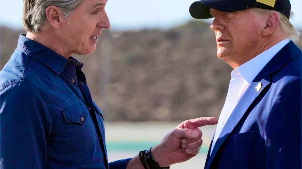 ARCHIVE - US President Donald Trump (r) speaks with California Governor Gavin Newsom after arriving on Air Force One at Los Angeles International Airport. Photo: Mark Schiefelbein/AP/dpa