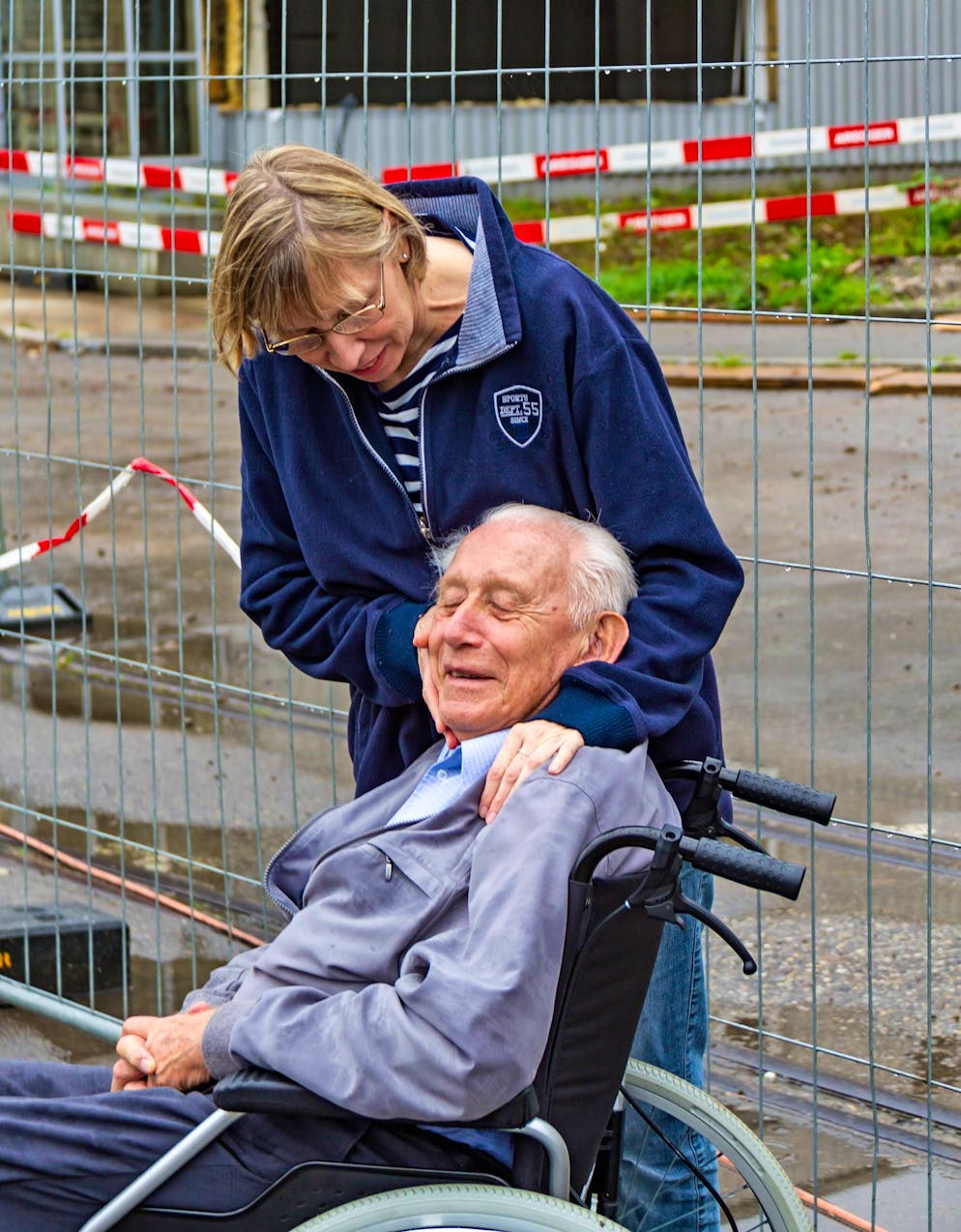 Jakob Stocker nimmt 2014 mit Schwiegertochter Michou Abschied vom Werk Manegg: Fotograf Mario Hotz hält den emotionalen Moment fest. Jakob Stocker stirbt 2016 und folgt seiner Frau Margrit nach, die bereits 1990 verstarb.