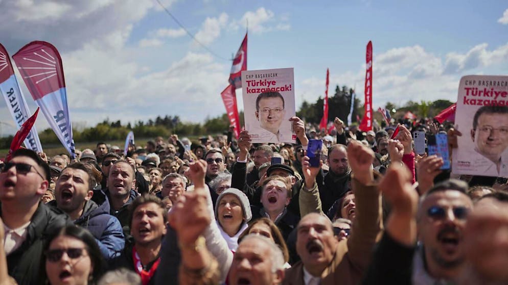Sostenitori di Ekrem Imamoglu davanti alla prigione di Silivri, dove il sindaco di Istanbul sospeso dall'incarico è detenuto. (foto dell'11 aprile 20205)