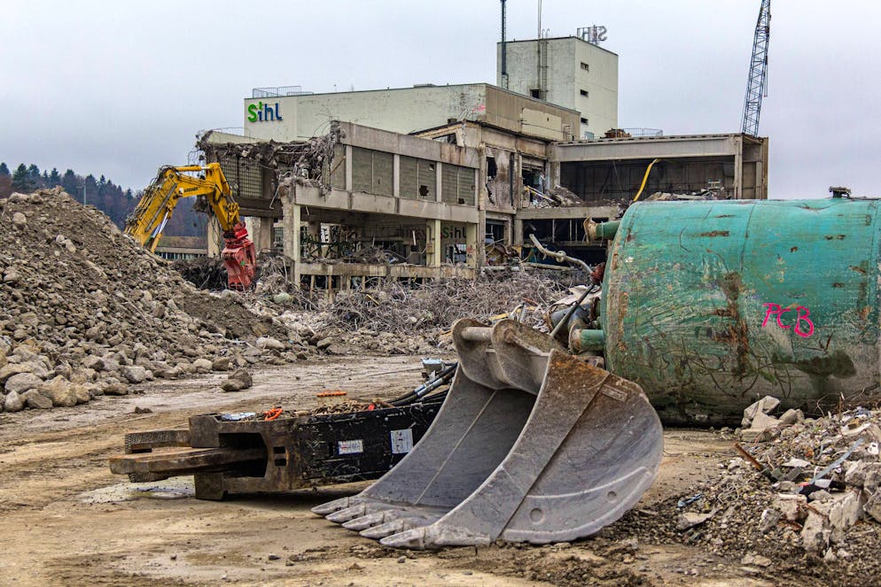 Sihl Papier: Das Ende vom Werk Manegg und die Geburt der Greencity. 100 Jahre nach der Entstehung des vorherigen Bildes sind die Abrissbagger am Werk. Sie brauchen zwei Jahre bis 2015, bis das Werk Manegg endgültig Geschichte ist.