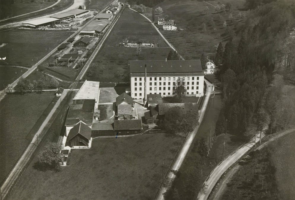 Papierfabrik an der Sihl: Die Werke Giesshübel und Manegg. 1904 wird die 1857 errichtete Baumwollspinnerei Manegg in Zürich-Leimbach erworben. Das Foto vom damaligen Werk Manegg ist zwischen 1918 und 1937 entstanden.