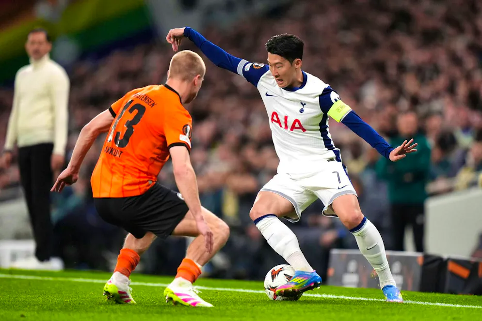 Striker Heung-Min Son (r) will not be involved in the second leg.