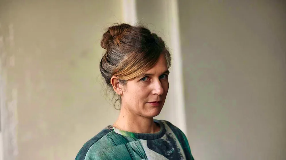 In her debut novel "Schattengänger", non-fiction author Gina Bucher explores loneliness in an average housing estate: neighbors and colleagues have all sorts of things to say about Jo Graber - but nobody really knows him.