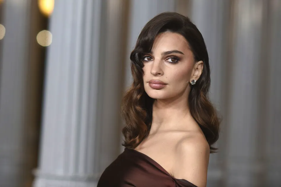 Emily Ratajkowski critica il volo nello spazio di Lady Bezos e Katy ...