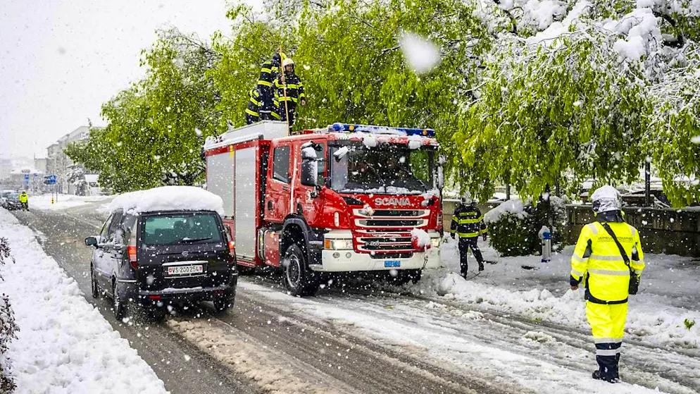 Unusually heavy snowfall took its toll in the canton of Valais and elsewhere. Emergency services had to clear away the masses of snow, relieve trees threatening to buckle and close traffic routes.