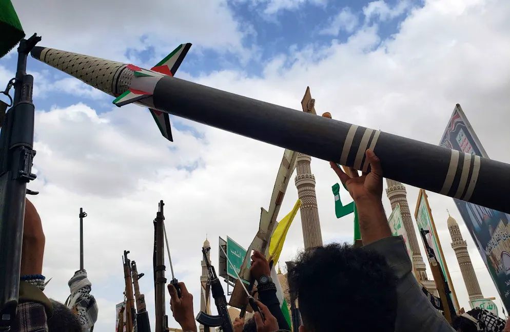 I sostenitori degli Houthi yemeniti hanno protestato contro gli attacchi statunitensi. 