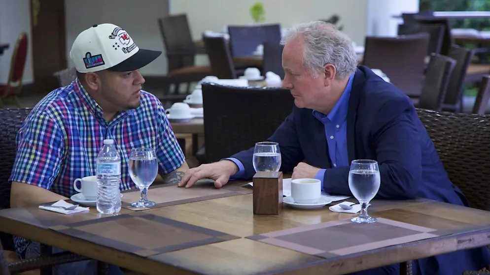 Le sénateur du Maryland Chris Van Hollen, à droite sur l'image, a rencontré Kilmar Abrego Garcia jeudi soir à San Salvador.