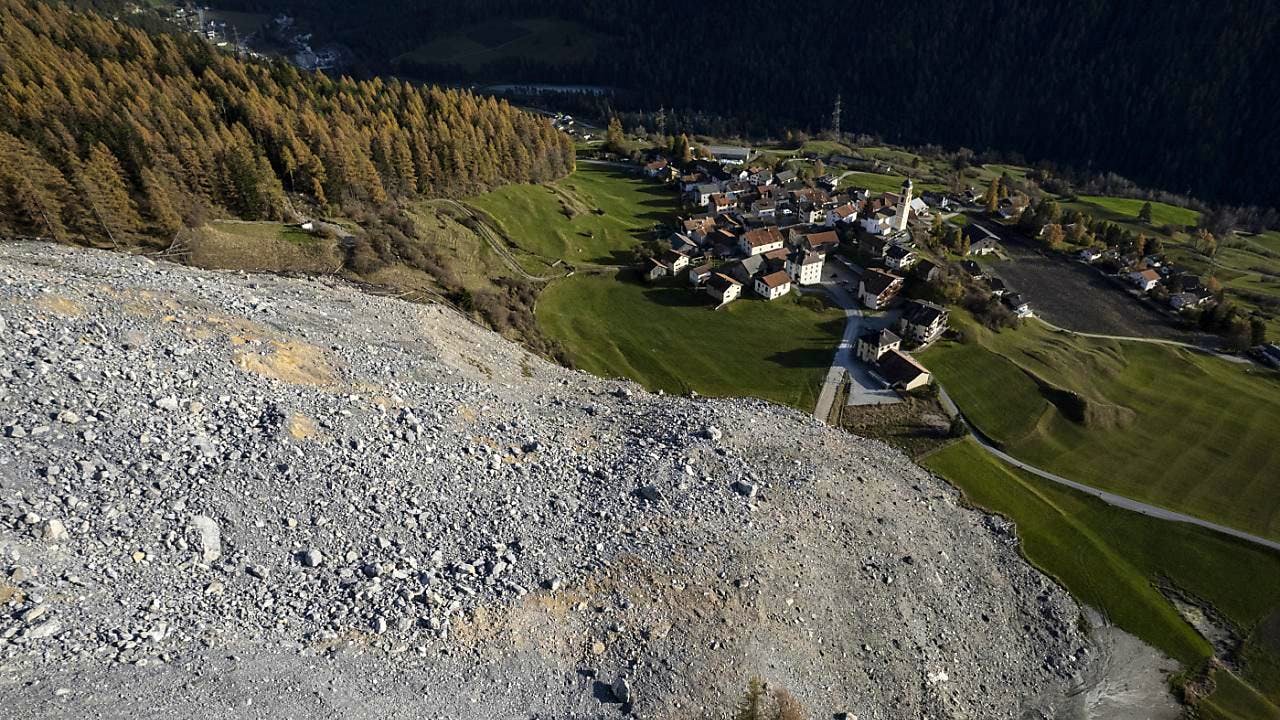 Brienz slide. Evacuees are not allowed to enter Brienz GR on Good Friday