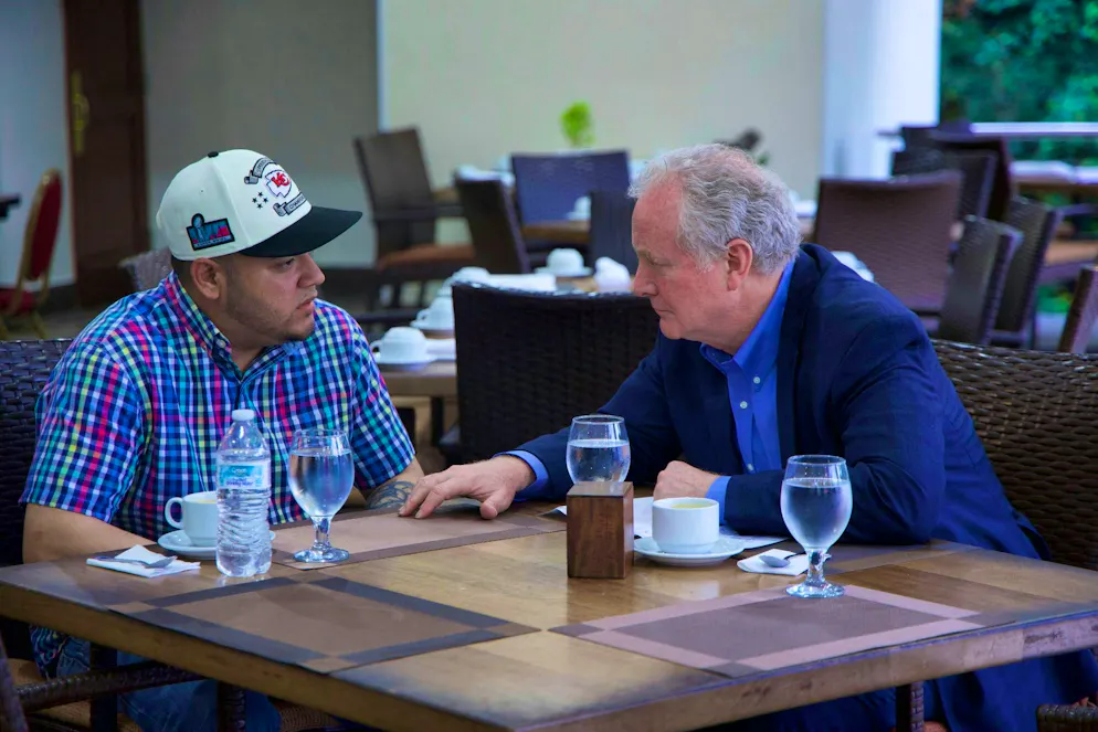 Senator Van Hollen speaks to the deported Kilmar Ábrego García for the first time - "margarita glasses" are said to have appeared later. 
