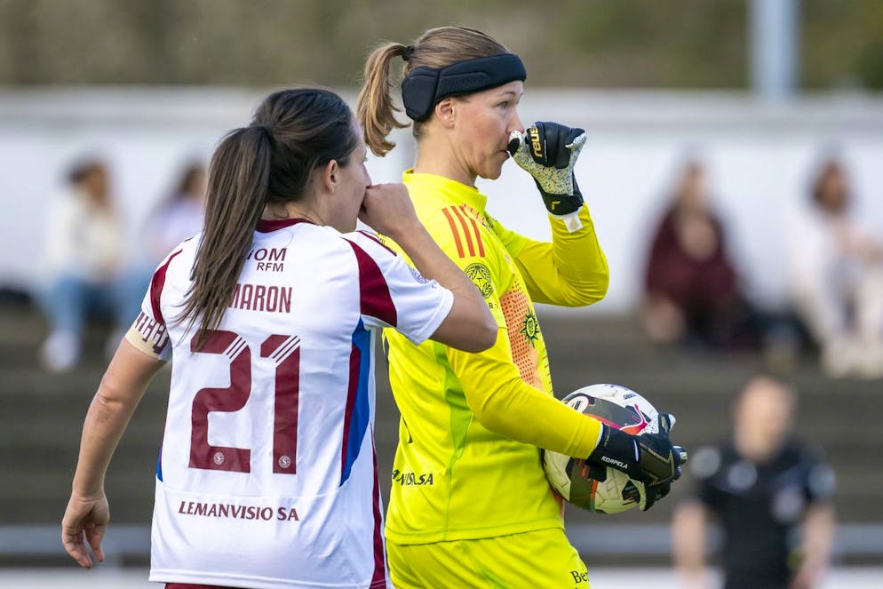 Maeva Clemaron (SFC), gauche, et la gardienne Tinja-Riikka Korpela (SFC), droite.