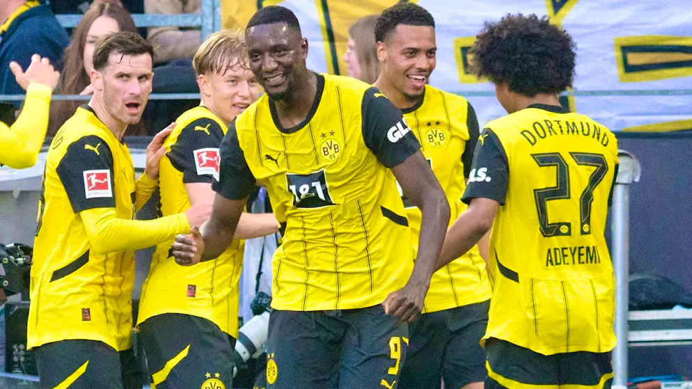 Serhou Guirassy (center) once again shines as a goalscorer for BVB.
