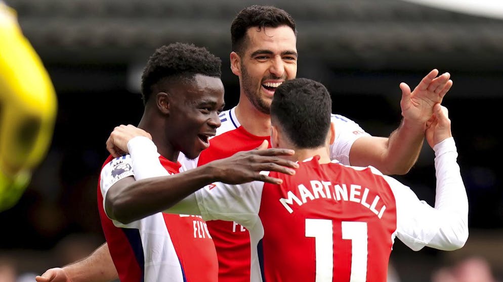 Arsenals Martinelli bejubelt seinen Führungstreffer mit seinen Teamkollegen.