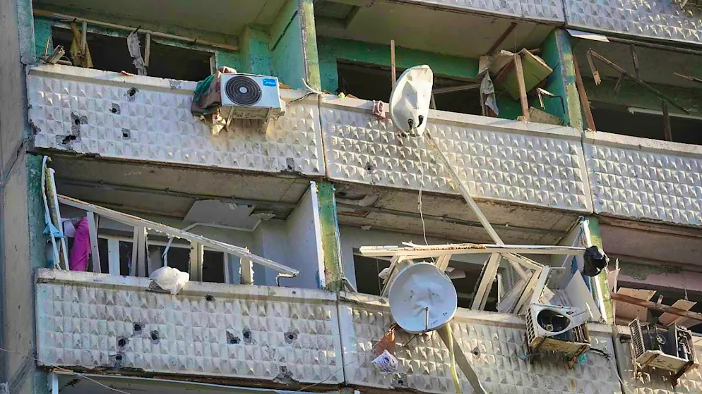 A residential building in Kharkiv, Ukraine, damaged by a Russian attack. According to Mayor Terekhov, a rocket hit a densely populated area of the eastern Ukrainian city of Kharkiv. One person was killed. In addition, more than 50 people were injured by the morning. Terekhov reported damage to more than 20 apartment blocks and 30 single-family homes on Telegram. Photo: Andrii Marienko/AP/dpa