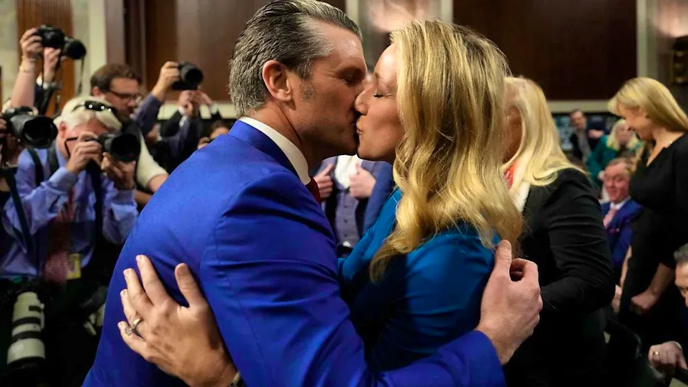 ARCHIVE - Pete Hegseth hugs his wife Jennifer Rauchet, photo: Ben Curtis/AP/dpa