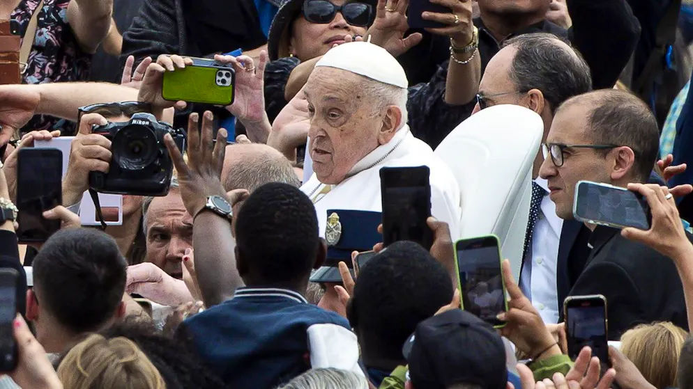 Vaticano. I potenti, la gente, i bimbi: ecco l'ultimo giorno di Papa Francesco