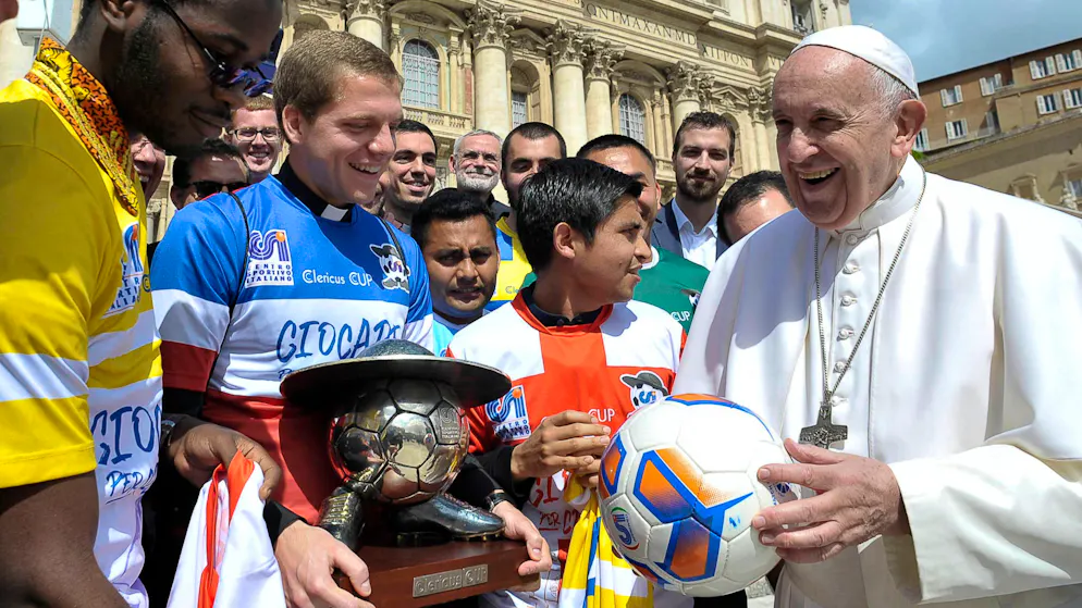 Football reacts to Pope Francis' death. 