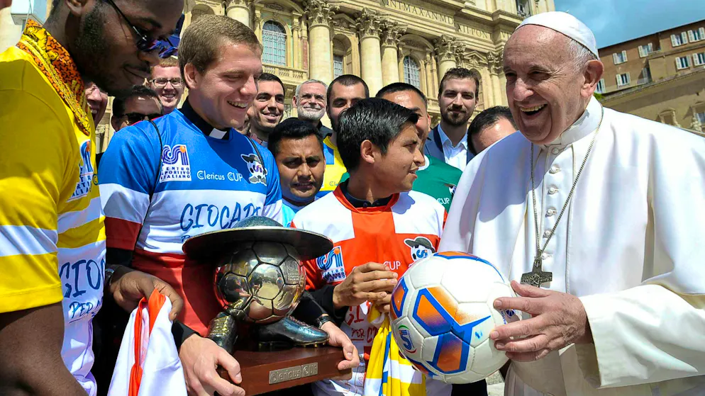 A great football fan leaves the world: Pope Francis passed away on Easter Monday.
