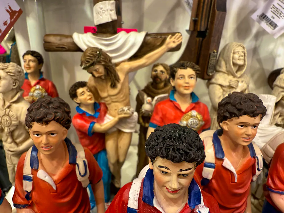 The first figurines of Carlo Acutis, known as the "Influencer of God", are already being sold in the souvenir stores of the tourist town of Assisi. (Archive)