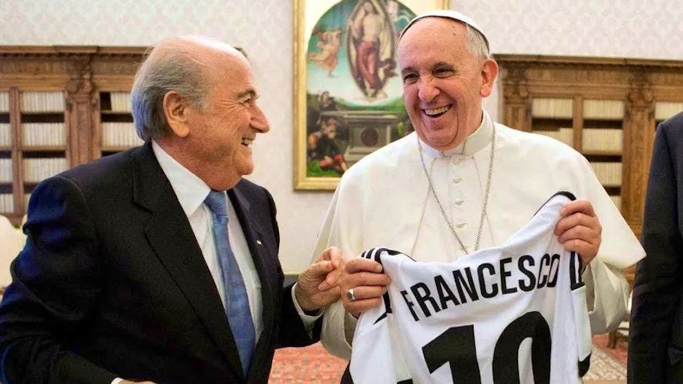 In the photo from 2013: The then FIFA President Sepp Blatter visits Pope Francis.