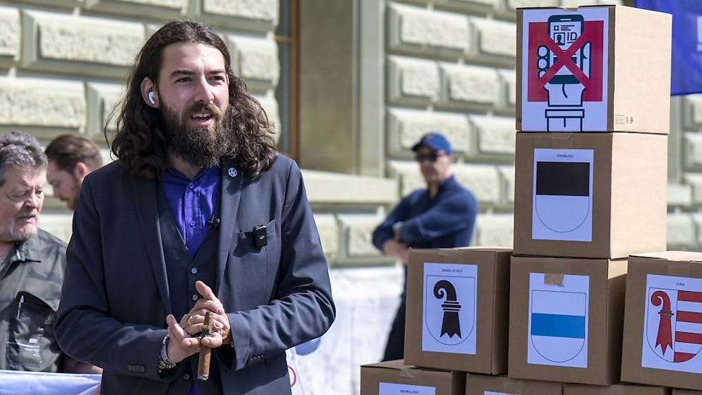 Nicolas Rimoldi, presidente del Movimento Mass-Voll, davanti alla Cancelleria federale al momento della consegna delle 15'000 firme