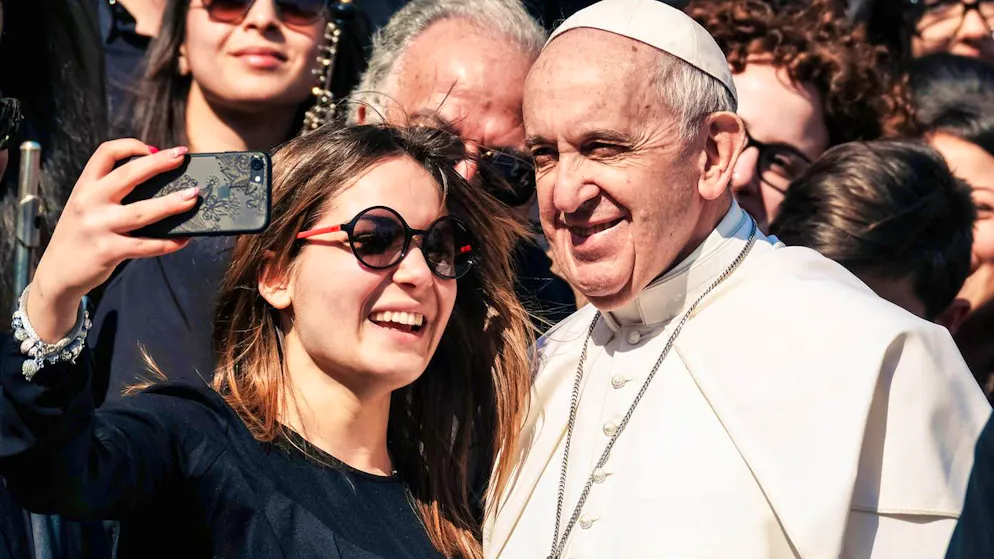 Il Papa si concedeva spesso dei selfie.