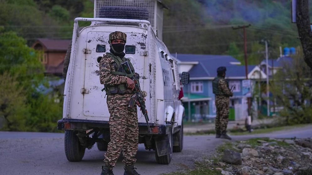 Soldati indiani di pattuglia nel Kashmir.