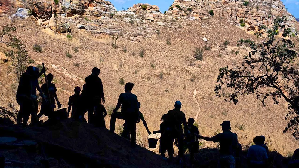 This backlit portrait of a team of archaeologists by Guido Schreurs from the University of Bern won in the "Women and Men of Science" category.