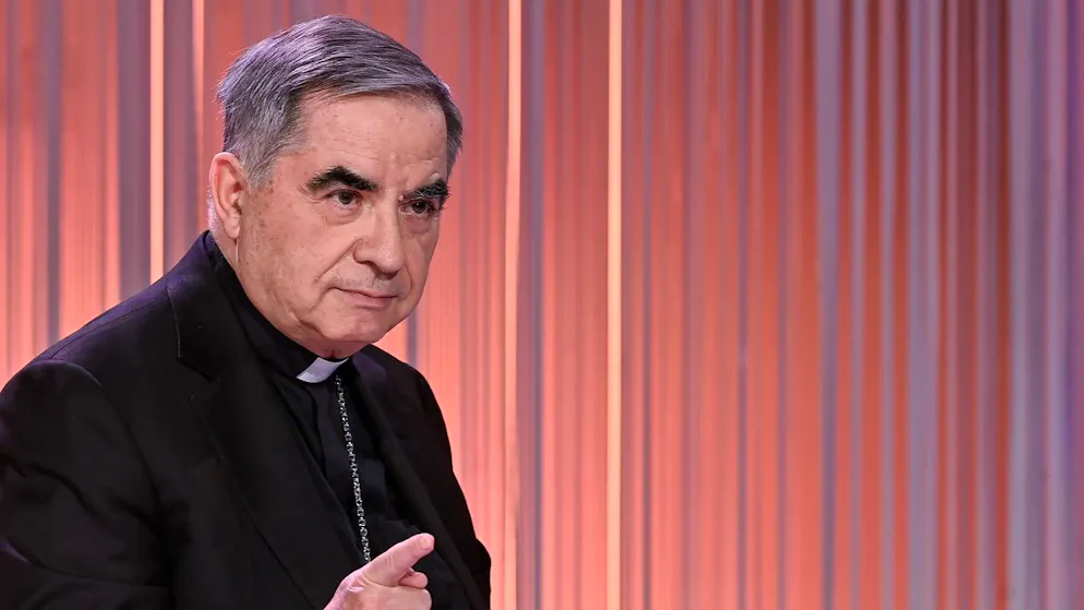 Escluso da Francesco. Il caso Becciu irrompe sul Conclave. Rischio di tensioni tra i cardinali