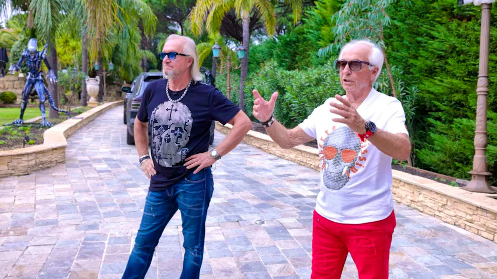 Grandpa Reinhold comes to visit and chaos is inevitable. While Robert stresses out his children because they'd rather eat breakfast than help on the building site, Reinhold makes tabula rasa on the palm trees with his chainsaw. 