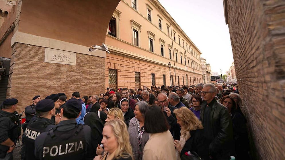 Vaticano. L'abbraccio immenso del popolo di Francesco