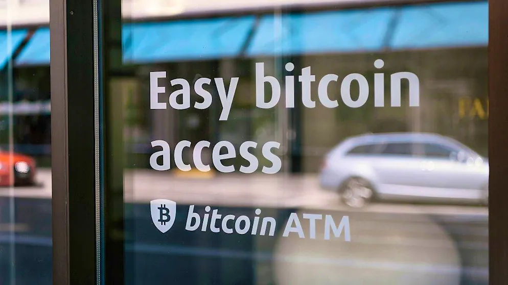 Criminals can exploit security vulnerabilities in crypto ATMs to quickly remove illegally obtained money from the country. (symbolic image)