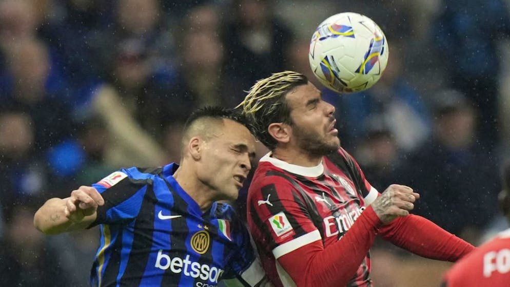 Lautaro Martinez (links) biss sich mit Inter Mailand am Stadtrivalen um Verteidiger Theo Hernandez die Zähne aus